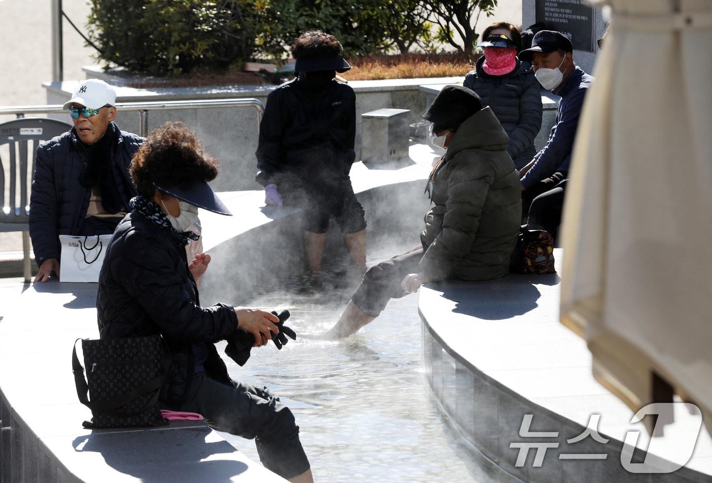 전국적으로 추위가 기승을 부린 3일 부산 해운대해수욕장 온천족욕탕을 찾은 시민들이 따뜻한 온천물에 발을 담그고 추위를 녹이고 있다. 2025.12.3/뉴스1 ⓒ News1 윤일지 기자