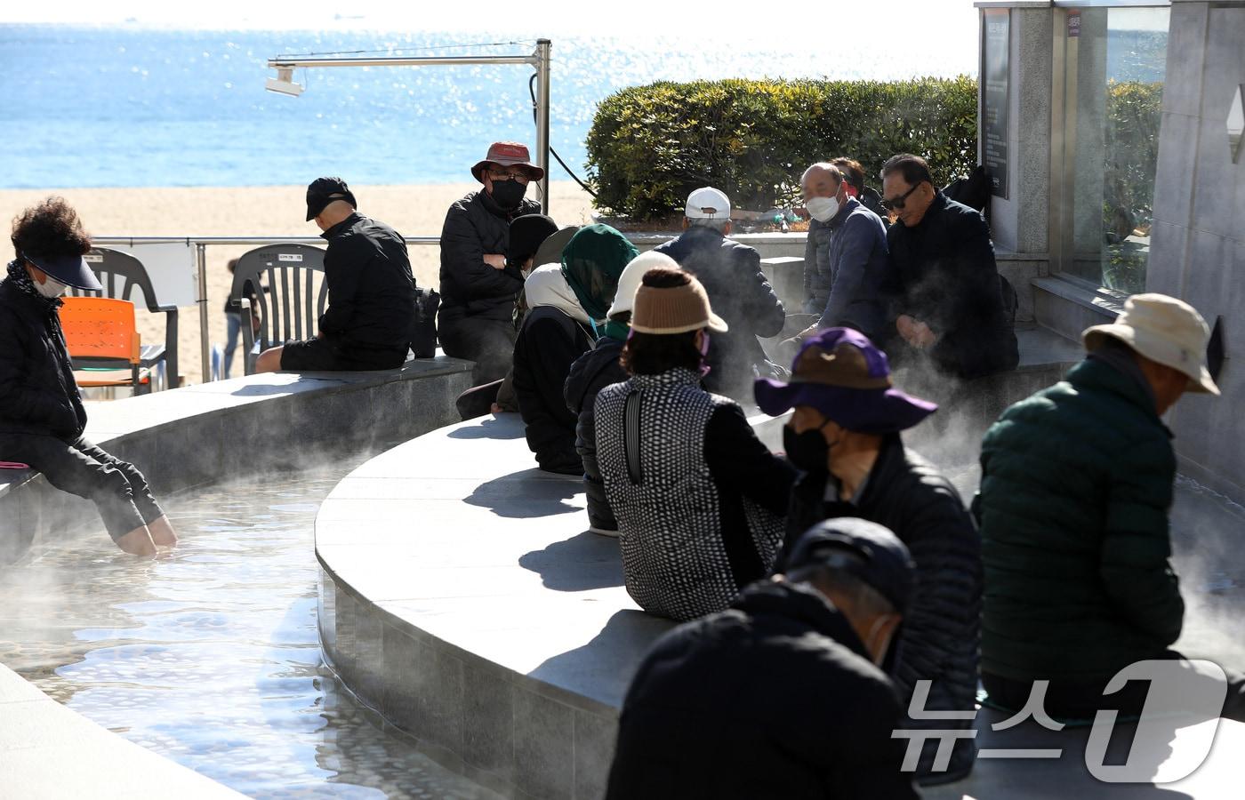 부산 해운대해수욕장 온천족욕탕을 찾은 시민들이 따뜻한 온천물에 발을 담그고 추위를 녹이고 있다. 2025.12.3/뉴스1 ⓒ News1 윤일지 기자