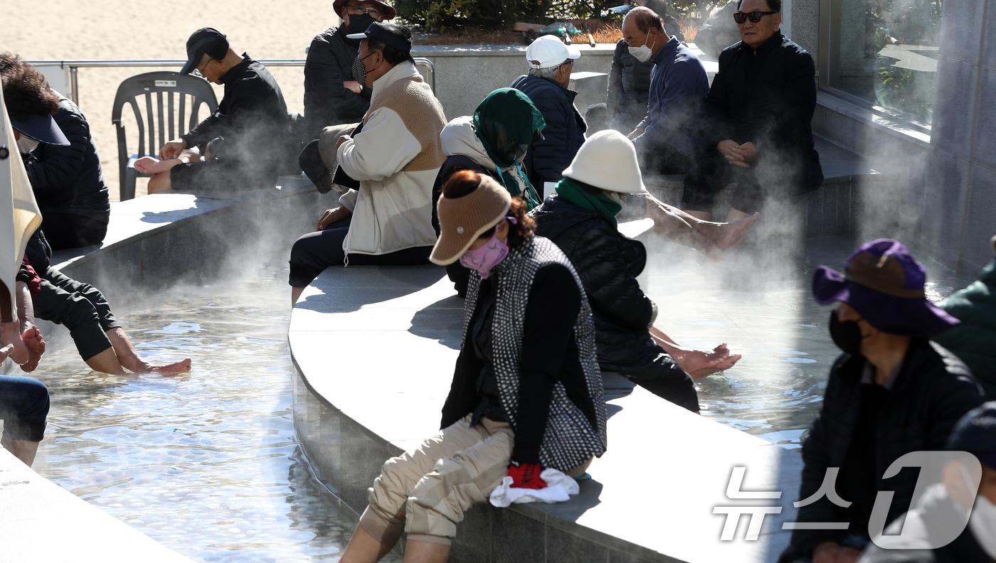 부산 해운대해수욕장 온천족욕탕을 찾은 시민들이 따뜻한 온천물에 발을 담그고 추위를 녹이고 있다. 2025.12.3/뉴스1 ⓒ News1 윤일지 기자