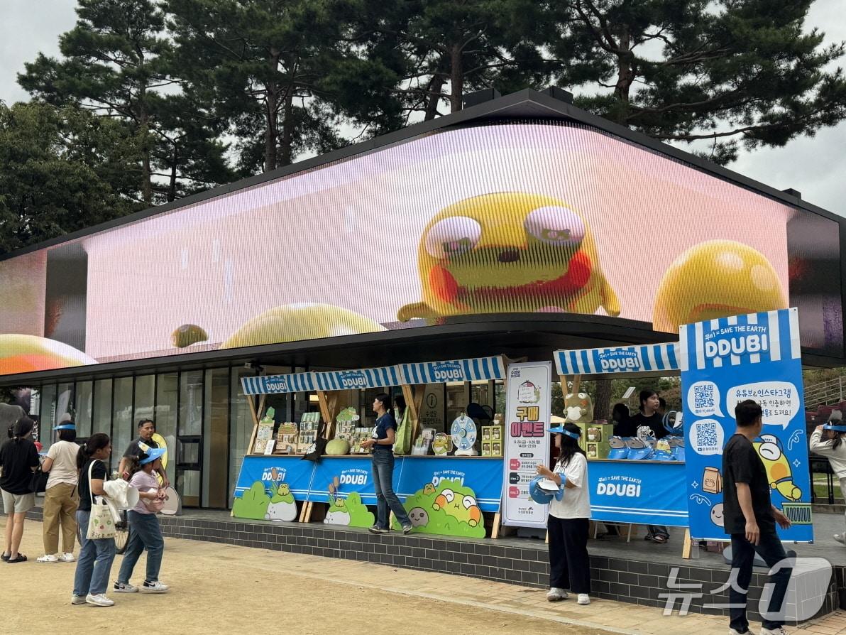 본문 이미지 - 대구 수성못 관광안내소 &#39;모티&#40;MOTTI&#41;&#39; 앞 팝업스토어 &#39;뚜비마켓&#39;.&#40;대구 수성구 제공. 재판매 및 DB금지&#41;