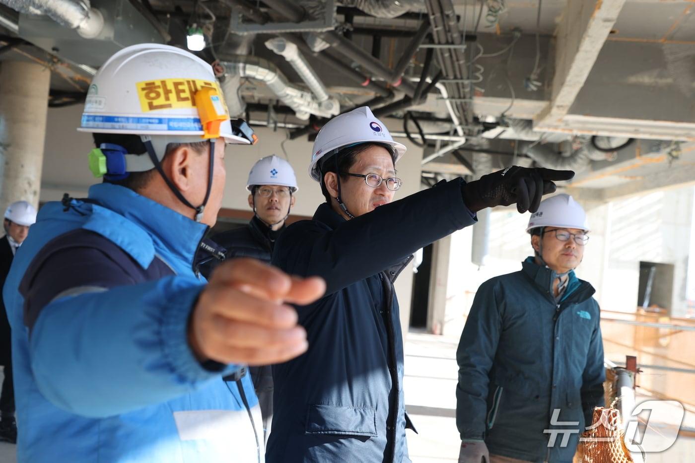 백승보 조달청장이 &#39;국립 새만금수목원 조성사업&#39; 건설현장을 방문해 안전점검을 하고 있다.&#40;조달청 제공.재판매 및 DB금지&#41;/뉴스1