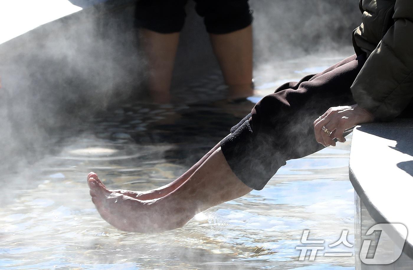 전국적으로 추위가 기승을 부린 3일 부산 해운대해수욕장 온천족욕탕을 찾은 시민들이 따뜻한 온천물에 발을 담그고 추위를 녹이고 있다. 2025.12.3/뉴스1 ⓒ News1 윤일지 기자