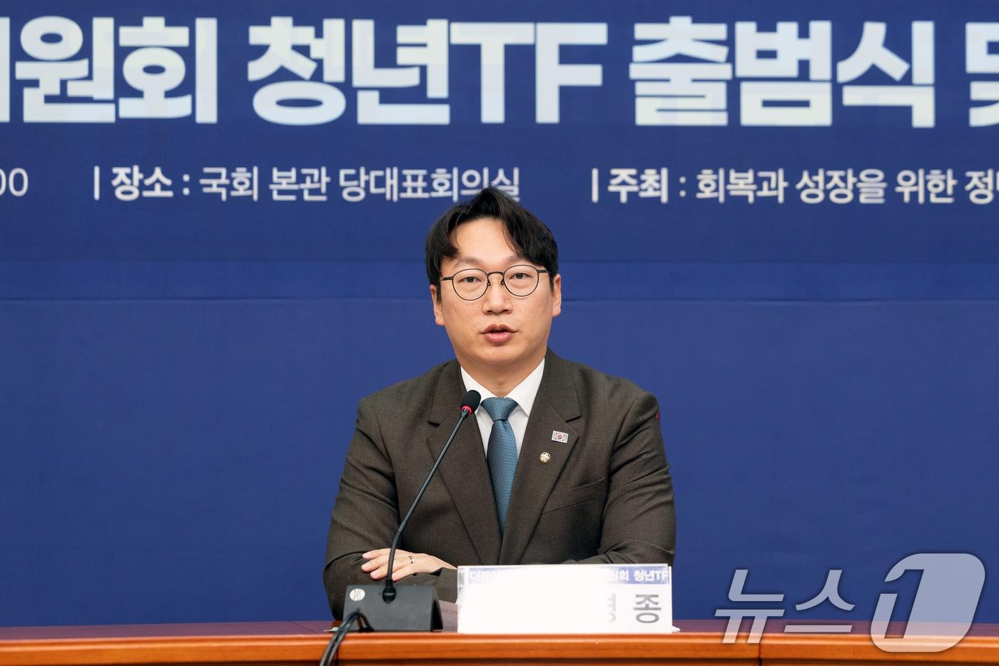 모경종 더불어민주당 정년연장특별위원회 청년TF 위원장이 3일 서울 여의도 국회에서 열린 출범식 및 제1차 회의에서 인사말하고 있다. 2025.12.3/뉴스1 ⓒ News1 이승배 기자