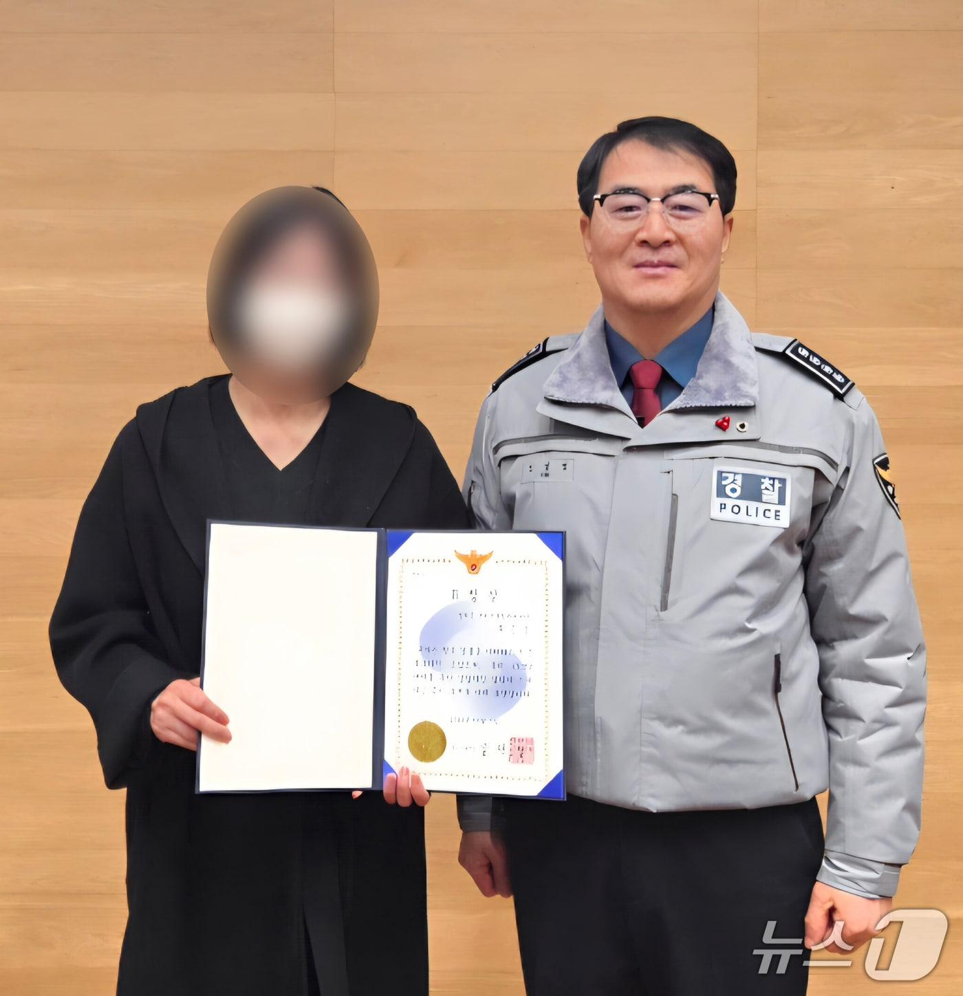 본문 이미지 - 차량털이범 검거에 결정적 역할을 한 영덕군 통합관제센터 관제요원 A 씨가 경찰 표창장과 포상금을 받았다. &#40;영덕경찰서 제공, 재판매 및 DB금지&#41;2025.12.3/뉴스1