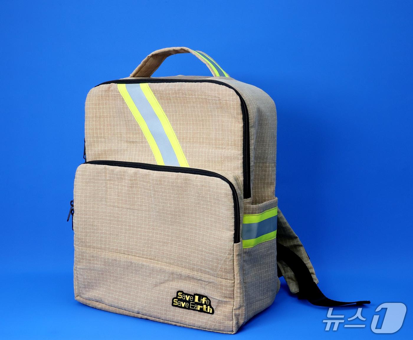 본문 이미지 - 폐방화복을 활용해 제작된 가방. &#40;경기도소방재난본부 제공. 재판매 및 DB 금지&#41; 2025.12.3/뉴스1