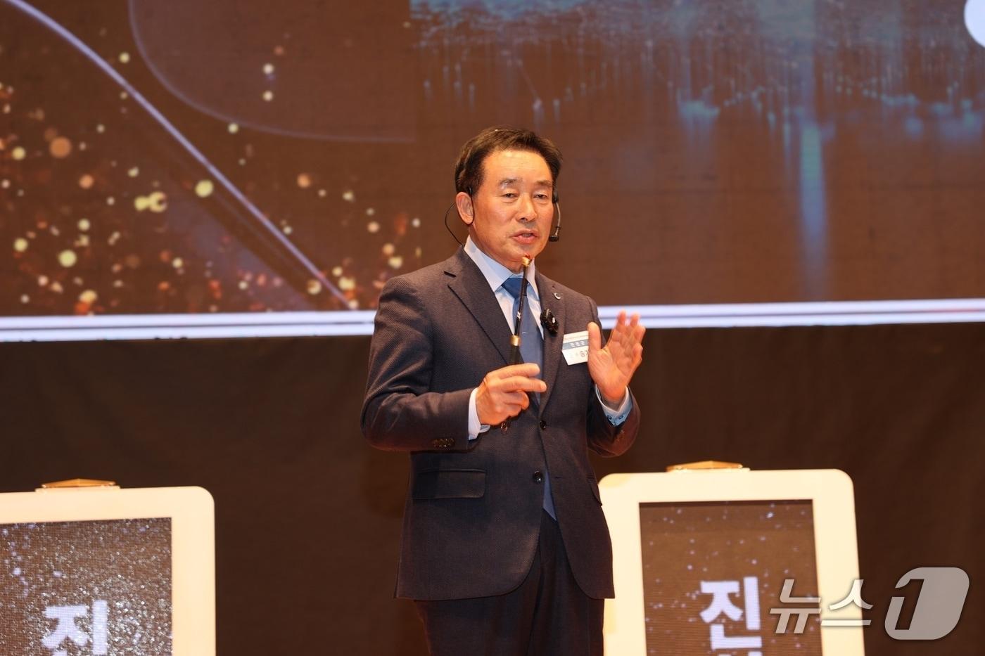 송기섭 진천군수가 진천군 기업인의 낳 행사에서 특별 강연을 하고 있다.&#40;진천군 제공, 재판매 및 DB금지&#41;/뉴스1
