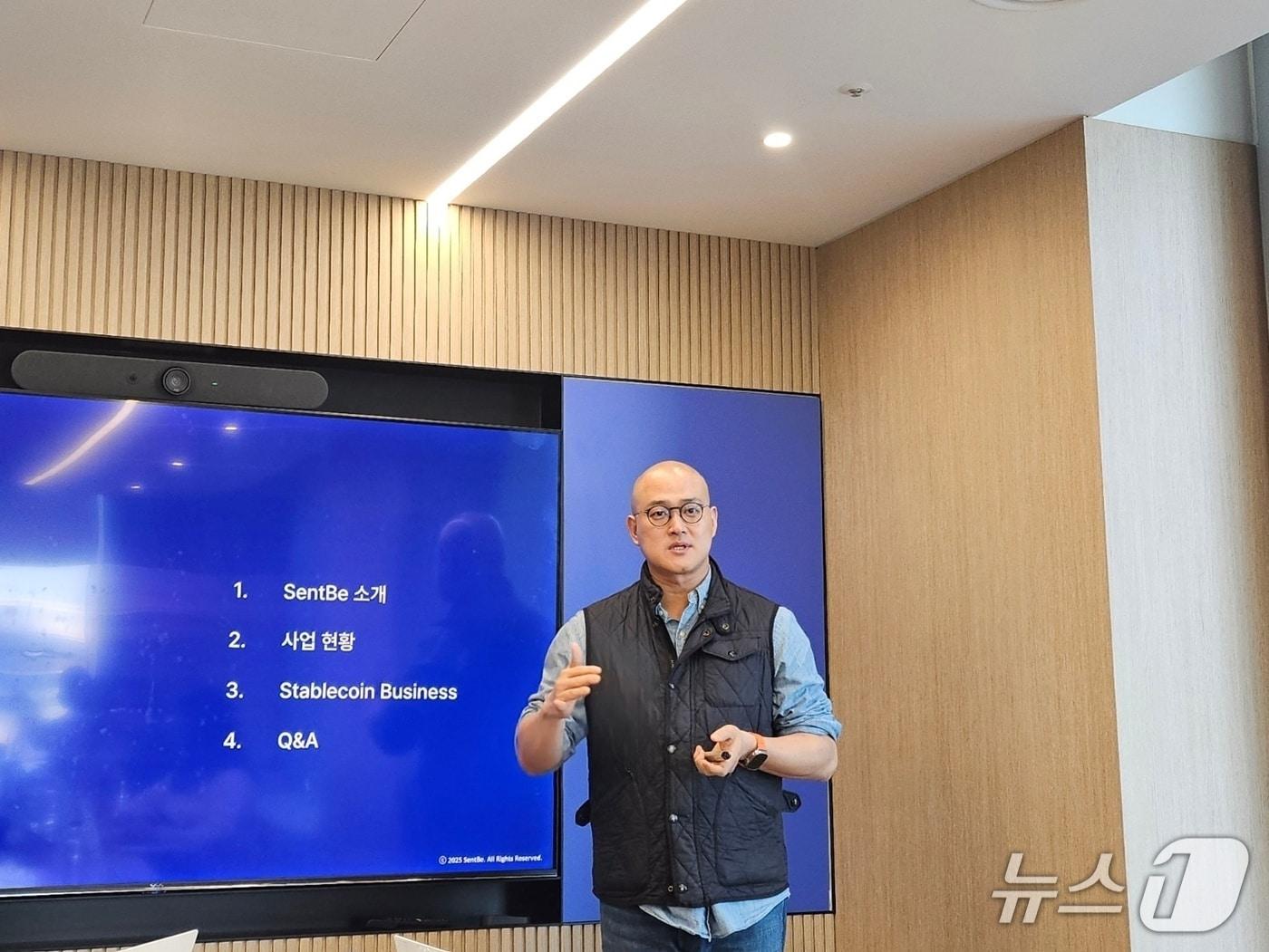 본문 이미지 - 최성욱 센트비 대표가 3일 서울 여의도 센트비 사옥에서 미디어 라운드테이블을 열고 스테이블코인 신사업 계획에 대해 발표하고 있다.