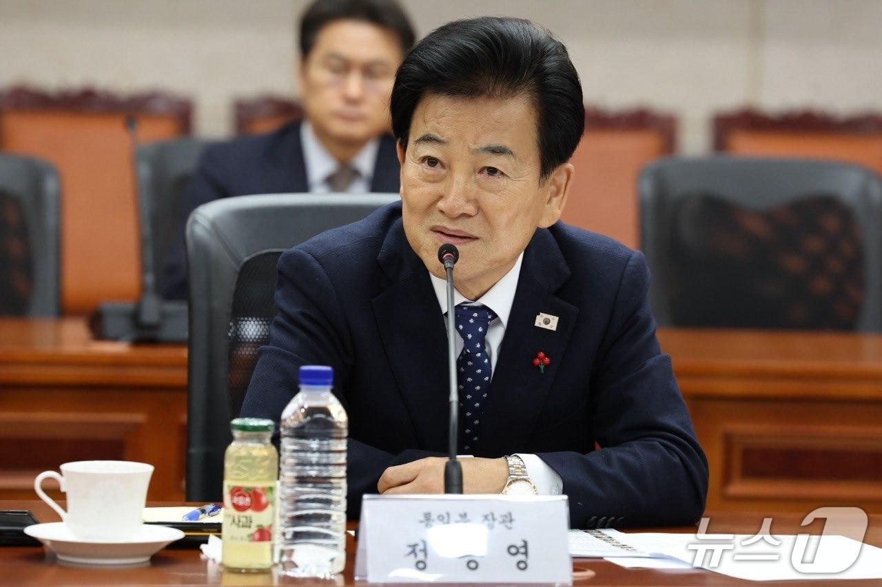 본문 이미지 - 정동영 통일부 장관이 3일 남북회담본부 회담장에서 남북관계 전문가들과 함께 &#39;한반도 평화전략 자문단&#39; 제1차 회의를 개최했다.&#40;통일부 제공&#41;.