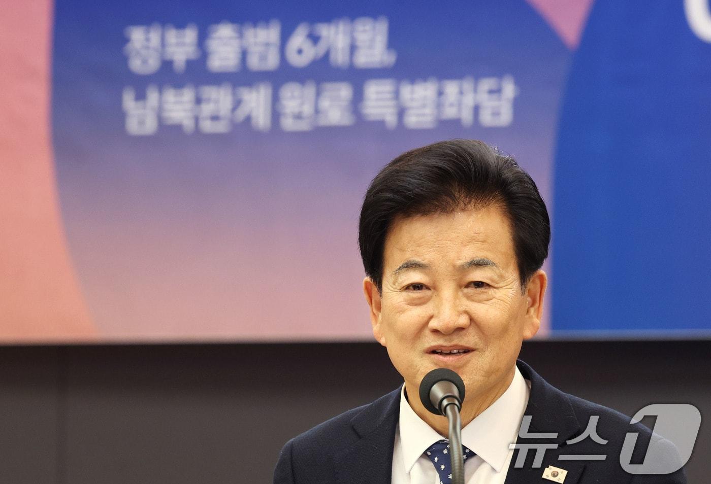 정동영 통일부 장관이 3일 오후 서울 중구 한국프레스센터에서 &#39;이재명 정부 통일외교안보 정책:평가와 전망&#39;을 주제로 열린 남북관계 원로 특별좌담에서 축사하고 있다. 2025.12.3/뉴스1 ⓒ News1 이광호 기자