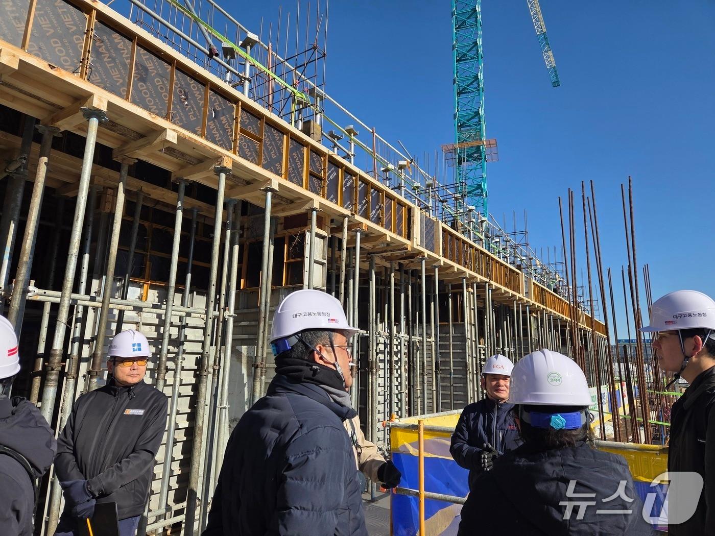 본문 이미지 - 대구지방고용노동청은 3일 수성구 연호지구 아파트 건설현장을 불시 점검했다.&#40;대구지방고용노동청 제공. 재판매 및 DB금지&#41;