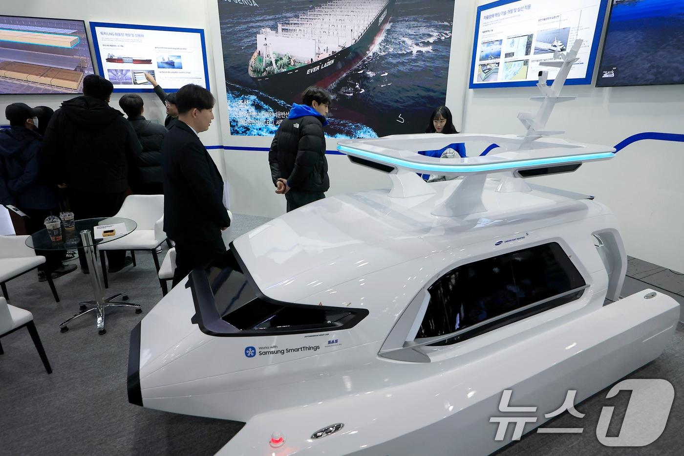 본문 이미지 - 2025 코리아 테크 페스티벌 삼성중공업 부스를 찾은 관람객들이 완전 자율 운항 선박 '시프트 오토(shift-AUTO)'를 살펴보고 있다. 2025.12.3 ⓒ 뉴스1 박정호 기자
