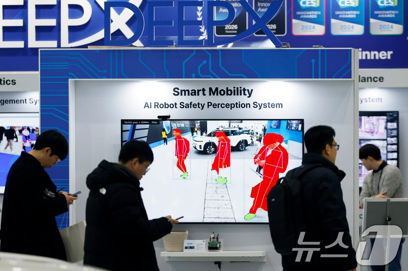 3일 서울 강남구 삼성동 코엑스에서 열린 2025 코리아 테크 페스티벌 인공지능&#40;AI&#41; 반도체 기업 딥엑스&#40;DEEPX&#41;에 스마트 모빌리티 관련 인식 시스템이 시연되고 있다. 2025.12.3/뉴스1 ⓒ News1 박정호 기자