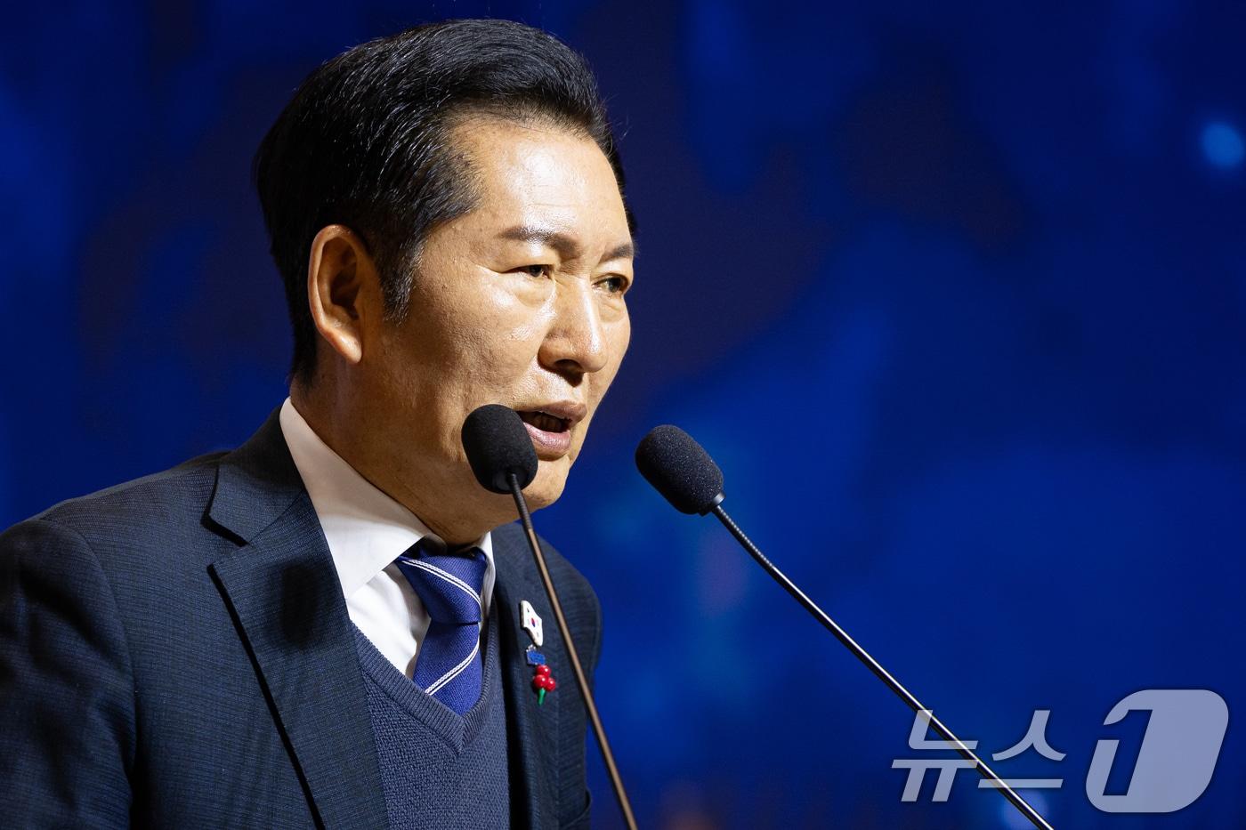 정청래 더불어민주당 대표가 3일 서울 여의도 국회 의원회관에서 열린 12.3 내란 저지 1년 특별좌담회 &#39;행동하는 K-민주주의&#39;에서 인사말을 하고 있다. 2025.12.3/뉴스1 ⓒ News1 유승관 기자