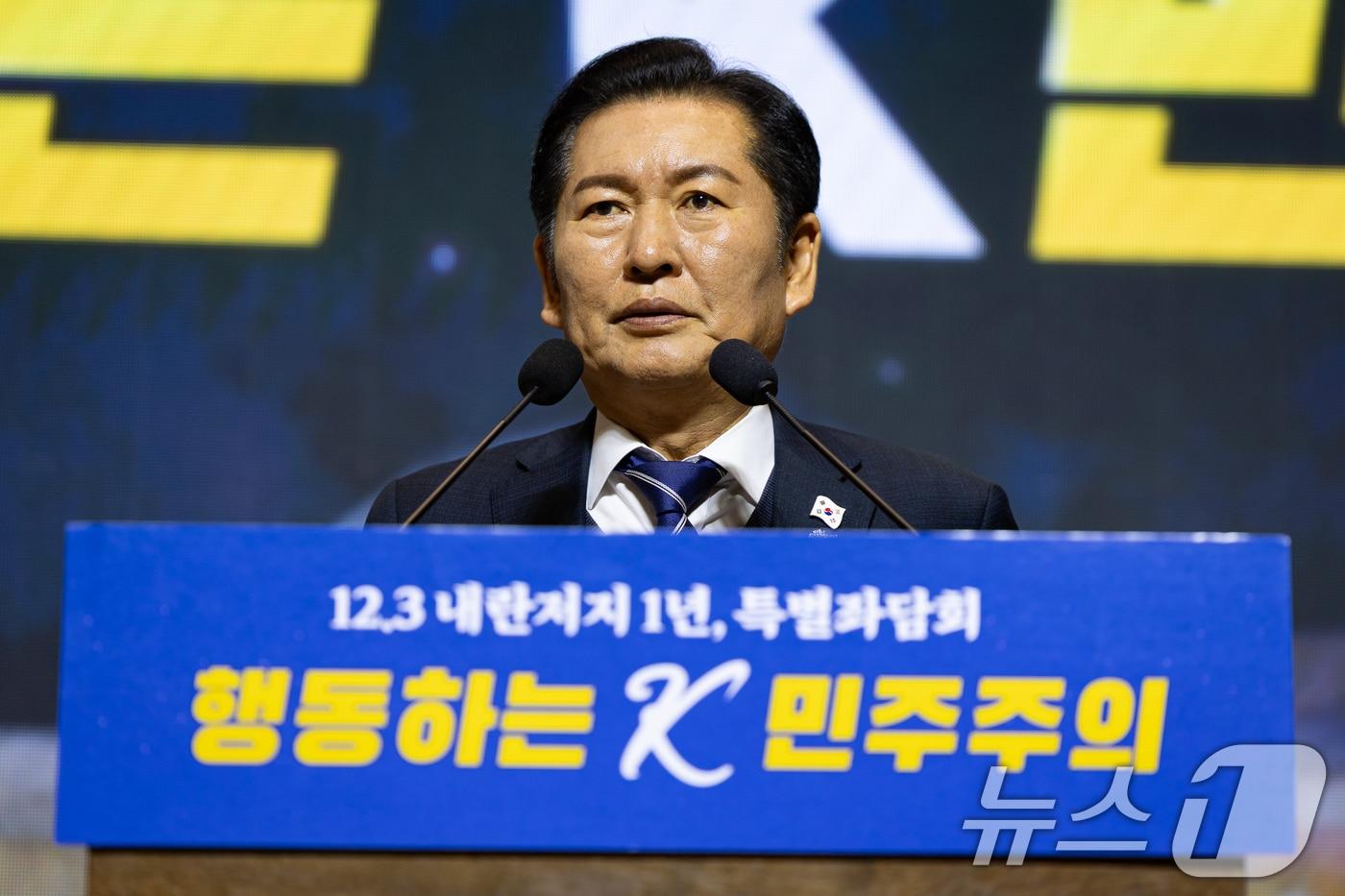 정청래 더불어민주당 대표가 3일 서울 여의도 국회 의원회관에서 열린 12.3 내란 저지 1년 특별좌담회 &#39;행동하는 K-민주주의&#39;에서 인사말을 하고 있다. 2025.12.3/뉴스1 ⓒ News1 유승관 기자