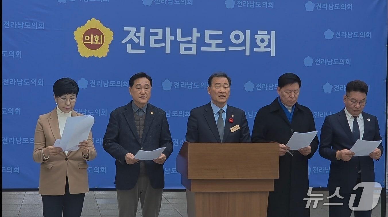 본문 이미지 - 전남 동부권 도의원 기자회견.&#40;전남도의회 제공. 재판매 및 DB금지&#41; 2025.12.3/뉴스1