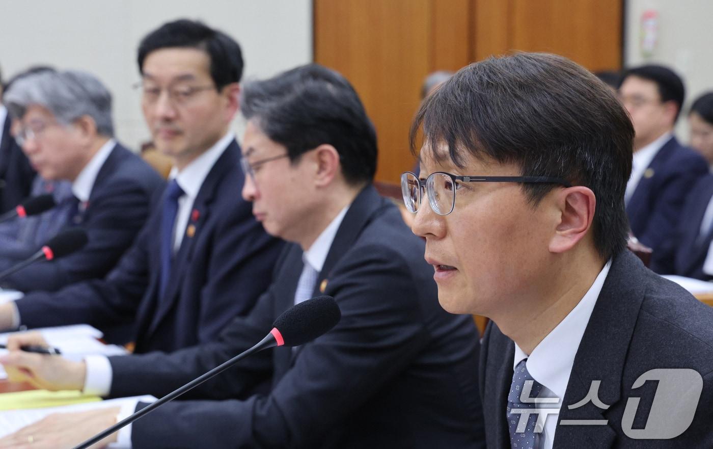 박대준 쿠팡 대표이사가3일 서울 여의도 국회 정무위원회에서 열린 쿠팡 개인정보 유출 관련 현안질의에서 의원 질의에 답변하고 있다. 2025.12.3/뉴스1 ⓒ News1 신웅수 기자