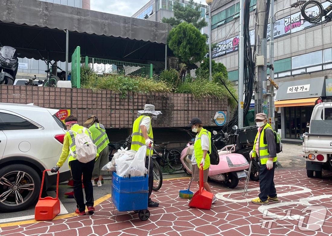 본문 이미지 - 관악구 동행일자리 _관악청정삶터 이끄미 활동 모습