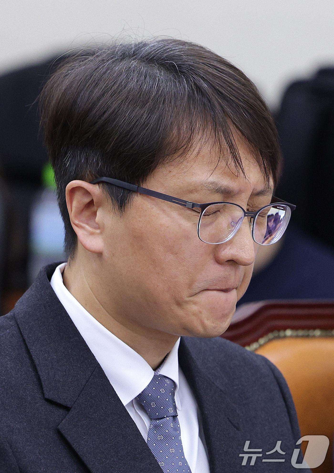 본문 이미지 - 박대준 쿠팡 대표이사가 3일 서울 여의도 국회 정무위원회에서 열린 쿠팡 개인정보 유출 관련 현안질의에서 생각에 잠겨 있다. 2025.12.3/뉴스1 ⓒ News1 신웅수 기자