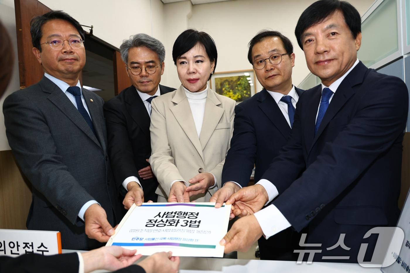전현희 더불어민주당 사법불신 극복·사법행정 정상화 TF 위원장이 3일 서울 여의도 국회 의안과에 사법행정 정상화 3법을 제출하고 있다. 왼쪽부터 김승원, 김기표 의원, 전 위원장, 이건태, 김성윤 의원. (공동취재) 2025.12.3/뉴스1 ⓒ News1 유승관 기자