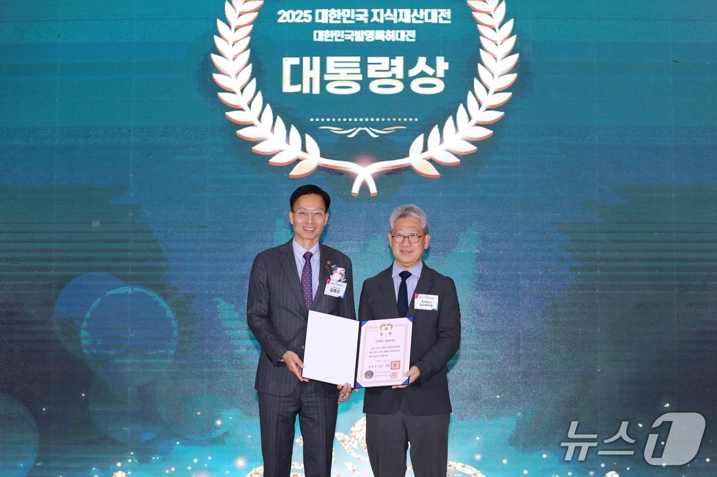  김용선 지식재산처장&#40;왼쪽&#41;이 ‘뇌 림프계 노폐물 배출 촉진 초음파 장치’로 대통령상을 수상한 딥슨바이오 이동혁 대표와 기념촬영을 하고 있다.&#40;지식재산처 제공.재판매 및 DB금지&#41;/뉴스1