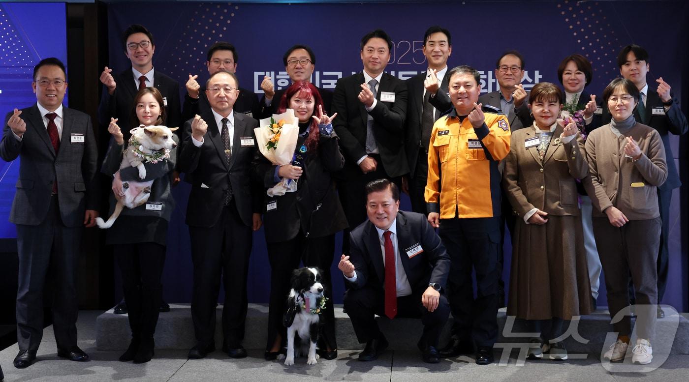 3일 서울 중구 롯데호텔에서 열린 2025대한민국 반려동물 문화대상에서 수상자들이 기념촬영을 하고 있다. 2025.12.3/뉴스1 ⓒ News1 김명섭 기자