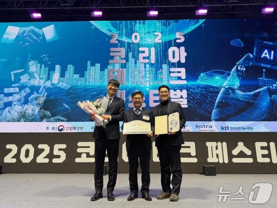 본문 이미지 - HEV 열관리 기술로 &#39;올해의 산업기술혁신상&#39;을 수상한 한온시스템 김민욱 전임연구원&#40;왼쪽부터&#41;, 강성호 전무, 이해준 팀장.