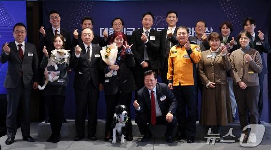 본문 이미지 - 3일 서울 중구 롯데호텔에서 열린 '2025 대한민국 반려동물 문화대상'에서 수상자들이 기념촬영을 하고 있다. 2025. 12. 3/뉴스1 김명섭 기자