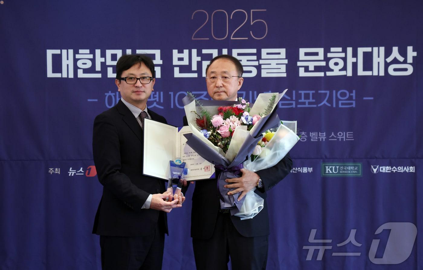 3일 서울 중구 롯데호텔에서 열린 2025대한민국 반려동물 문화대상에서 주원철 농림축산식품부 동물복지횐경정책관이 정인성 로얄동물메디컬센터 원장에게 농림축산식품부 장관상을 전달하고 있다. 2025.12.3/뉴스1 ⓒ News1 김명섭 기자