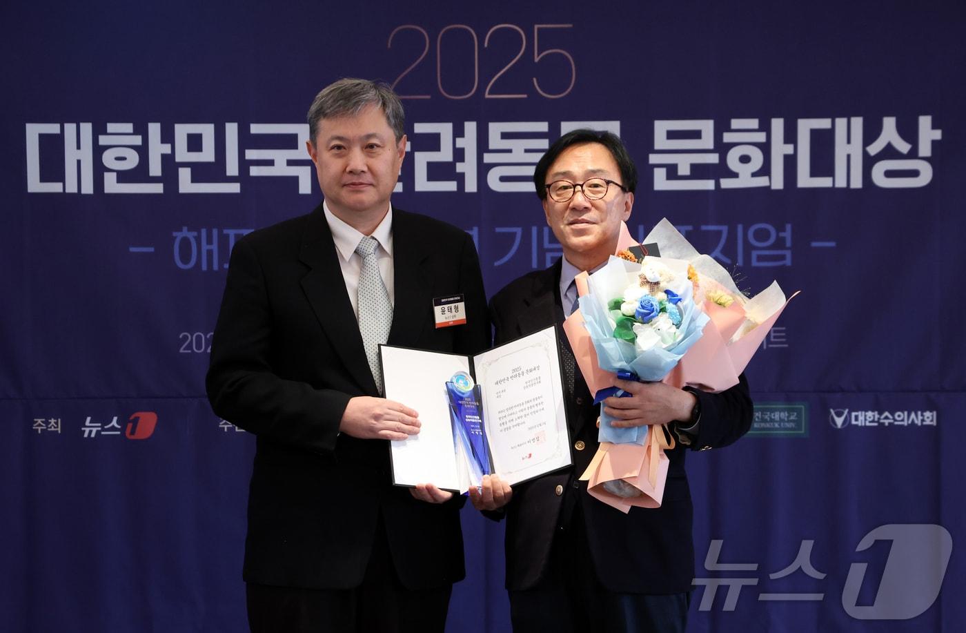 3일 서울 중구 롯데호텔에서 열린 2025대한민국 반려동물 문화대상에서 윤태형 뉴스1 상무가 한국인간동물상호작용연구회에게 뉴스1 대표이사상(연구)을 전달하고 있다. 2025.12.3/뉴스1 ⓒ News1 김명섭 기자