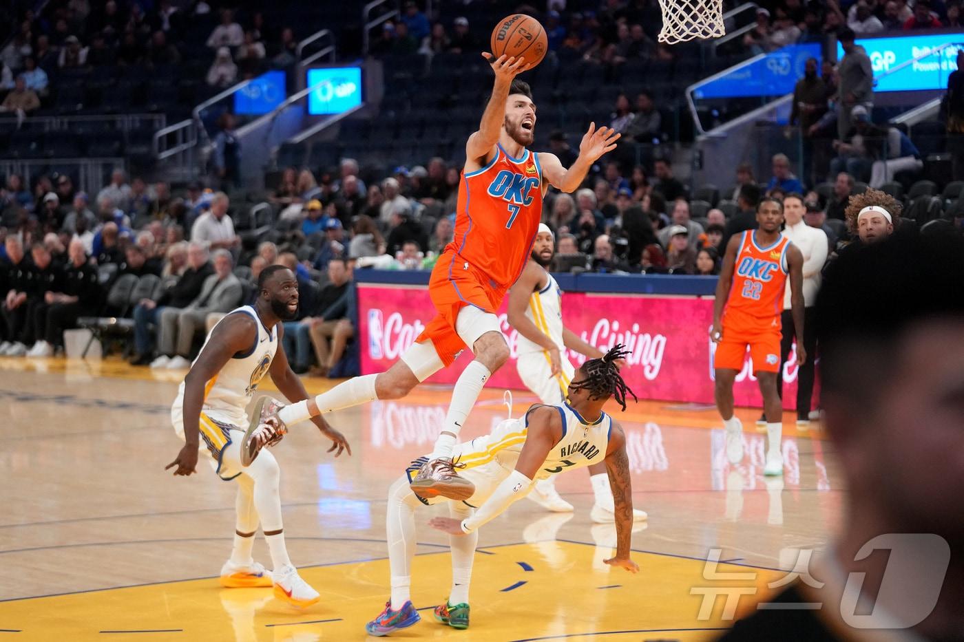 오클라호마시티 선더가 3일(한국시간) 열린 2025-26 NBA 경기에서 골든스테이트 워리어스를 124-112로 꺾고 13연승을 질주했다. ⓒ 로이터=뉴스1