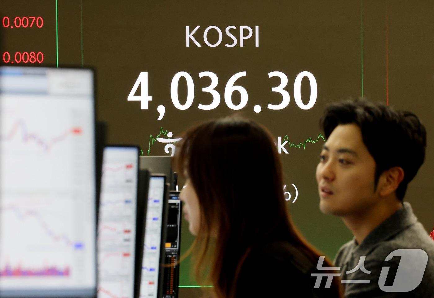 3일 서울 중구 하나은행 본점 딜링룸 전광판에 증시 종가가 표시되고 있다. 이날 코스피 지수는 전 거래일 대비 41.37p&#40;1.04%&#41; 상승한 4036.30로 장을 마감했다. 2025.12.3/뉴스1 ⓒ News1 이호윤 기자