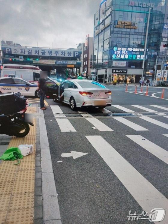 본문 이미지 - 지난해 10월 19일 오후 2시 55분쯤 부산 중구 남포동 자갈치교차로 교통사고 현장.(부산경찰청 제공. 재판매 및 DB 금지)