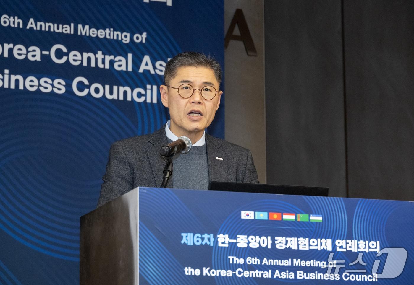 한국무역협회&#40;KITA&#41;가 3일 서울 강남구 삼성동 트레이드타워에서 중앙아시아 5개국 상공회의소 및 한국국제교류재단과 공동으로 개최한 &#39;제6차 한-중앙아시아 경제협의체 연례회의&#39;에 김기현 한국무역협회 국제협력본부장이 참석해 환영사를 하고 있다.&#40;무협 제공&#41; 