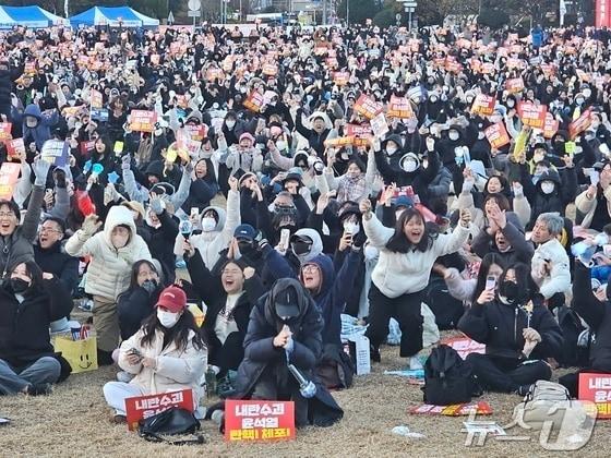 본문 이미지 - 지난해 12월 14일 우원식 국회의장이 대통령 탄핵소추안 가결을 선포하자 창원광장에서 이를 지켜보던 시민들이 환호하고 있다. 2024.12.14 ⓒ 뉴스1 박민석 기자