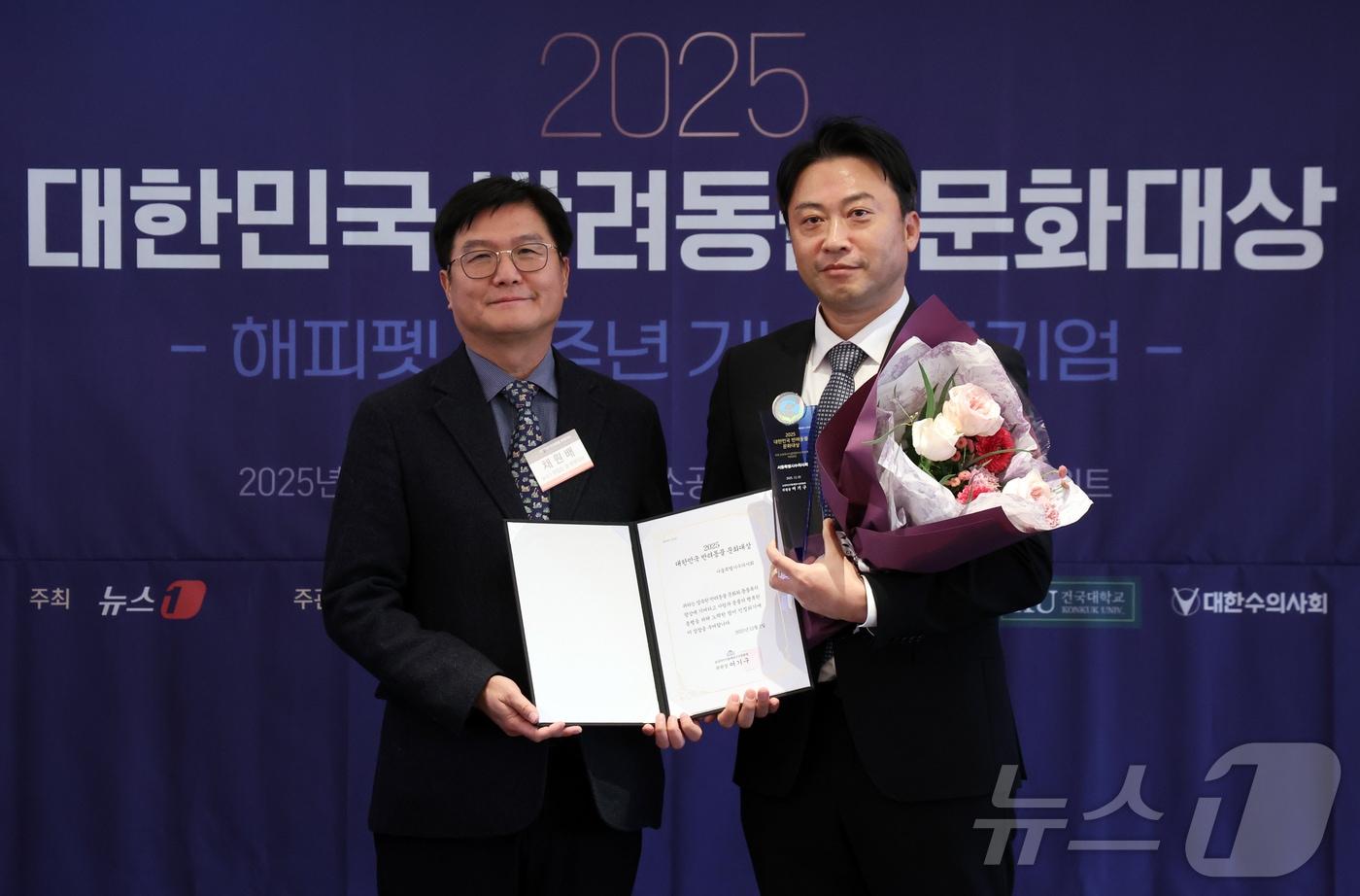 3일 서울 중구 롯데호텔에서 열린 2025 대한민국 반려동물 문화대상에서 채원배 뉴스1 전무가 국회 농림축산식품해양수산위원회 위원장상을 황정연 서울특별시수의사회 회장에게 전달하고 있다. 2025.12.3/뉴스1 ⓒ News1 김명섭 기자