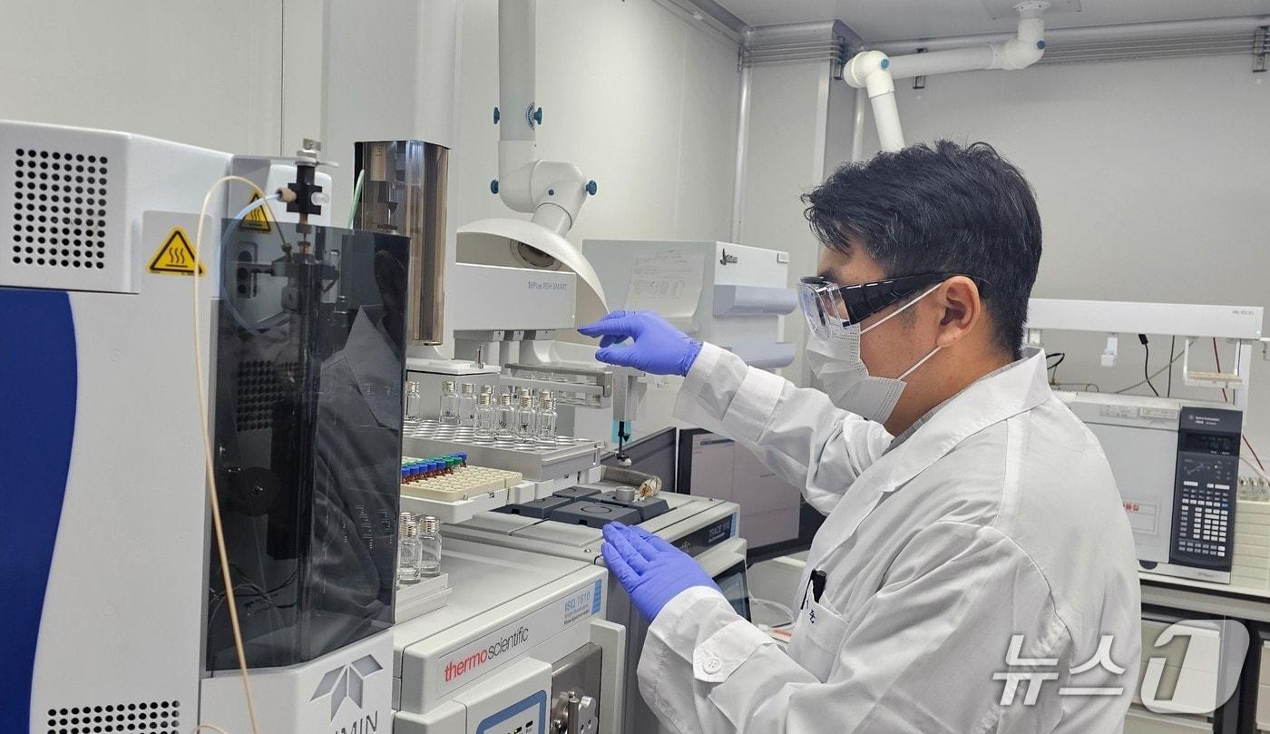 한강청 측정분석과 연구원이 유기화학물질 분석을 준비하고 있는 모습.&#40;한강청 제공&#41;