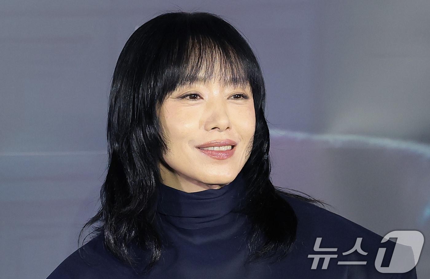 배우 전도연이 3일 서울 용산구 CGV 용산아이파크몰에서 열린 넷플릭스 시리즈 '자백의 대가' 시사회 및 간담회에서 미소를 짓고 있다. '자백의 대가'는 남편을 죽인 용의자로 몰린 ‘윤수’와 마녀로 불리는 의문의 인물 ‘모은’, 비밀 많은 두 사람 사이에서 벌어지는 일을 그린 미스터리 스릴러다. 2025.12.3/뉴스1 ⓒ News1 권현진 기자