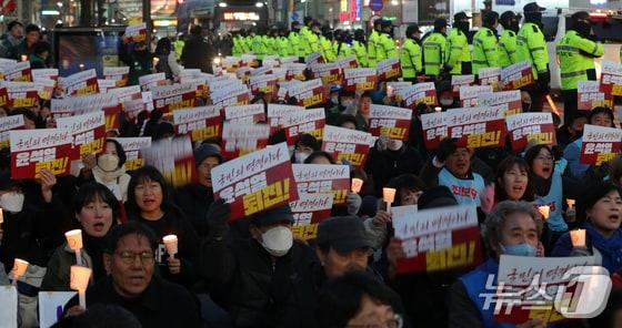 본문 이미지 - 지난 2024년 12월 4일 전북자치도 전주시 전주객사 앞에서 열린 '윤석열 퇴진 비상 촛불집회'에서 참가자들이 윤석열 대통령 퇴진을 촉구하고 있다. 2024.12.4/뉴스1 ⓒ News1 유경석 기자