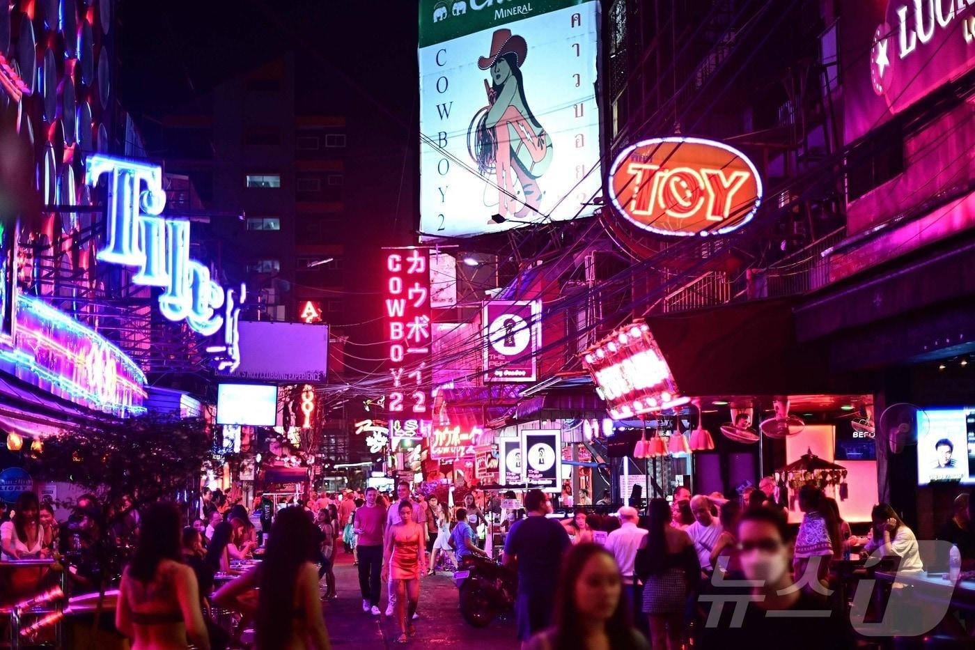 관광객들이 태국 방콕의 &#34;소이 카우보이&#34;로 알려진 야간 유흥가를 걷고 있다. 2023.03.19. ⓒ AFP=뉴스1 ⓒ News1 이정환 기자