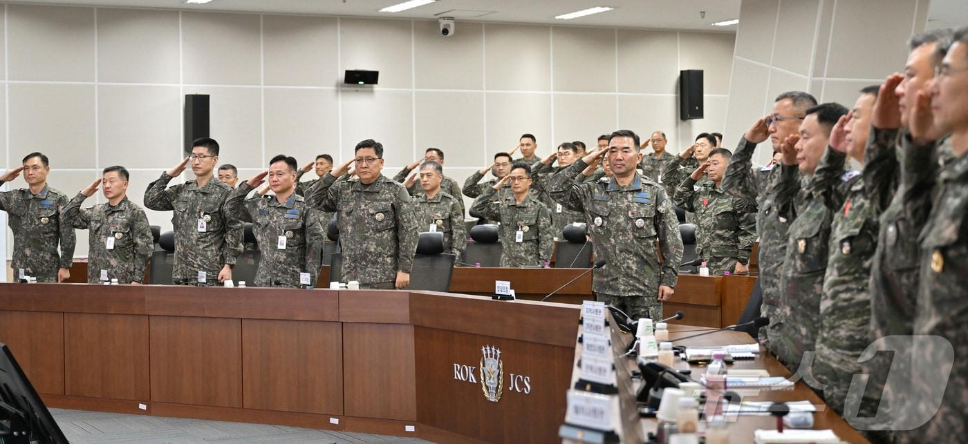 합동참모본부는 3일 진영승 합참의장 주관으로 ’25년 후반기 작전지휘관 회의를 개최했다고 밝혔다. 사진은 회의에서 진영승 합참의장과 참석자들이 국기에 대한 경례를 실시하고 있는 모습. &#40;합동참모본부 제공. 재판매 및 DB 금지&#41; 2025.12.3/뉴스1