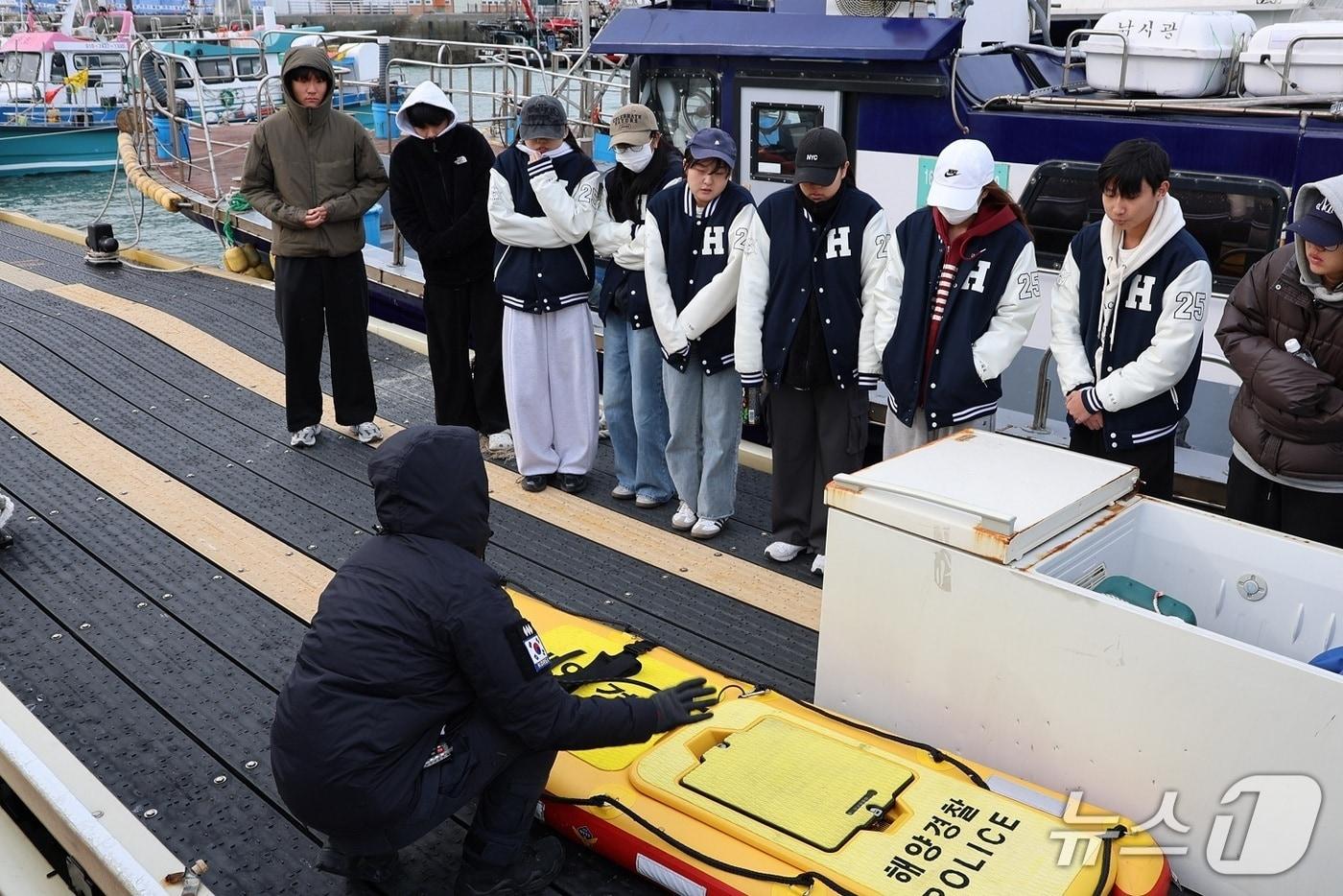 3일 태안해양경찰서 마검포 파출소 직원이 한서대 학생들에게 동력구조보도에 대해 설명하고 있다. &#40;태안해경 제공, 재판매 및 DB금지&#41; / 뉴스1 