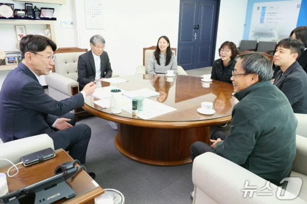 본문 이미지 - 전주시 교동 승암마을에 거주하고 있는 박광연씨 가족 4명이 3일 전주시장실을 방문, 우범기 시장에게 감사인사를 건넸다.&#40;전주시 제공, 재판매 및 DB 금지&#41;/뉴스1