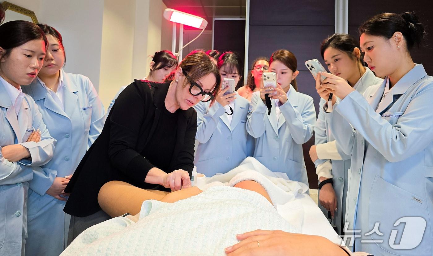 해외 선진 기술 연수에 참여한 영진전문대 뷰티융합과 학생들이 이탈리아에서 유럽의 피부관리를 체험하고 있다. &#40;영진전문대 제공. 재판매 및 DB금지&#41;