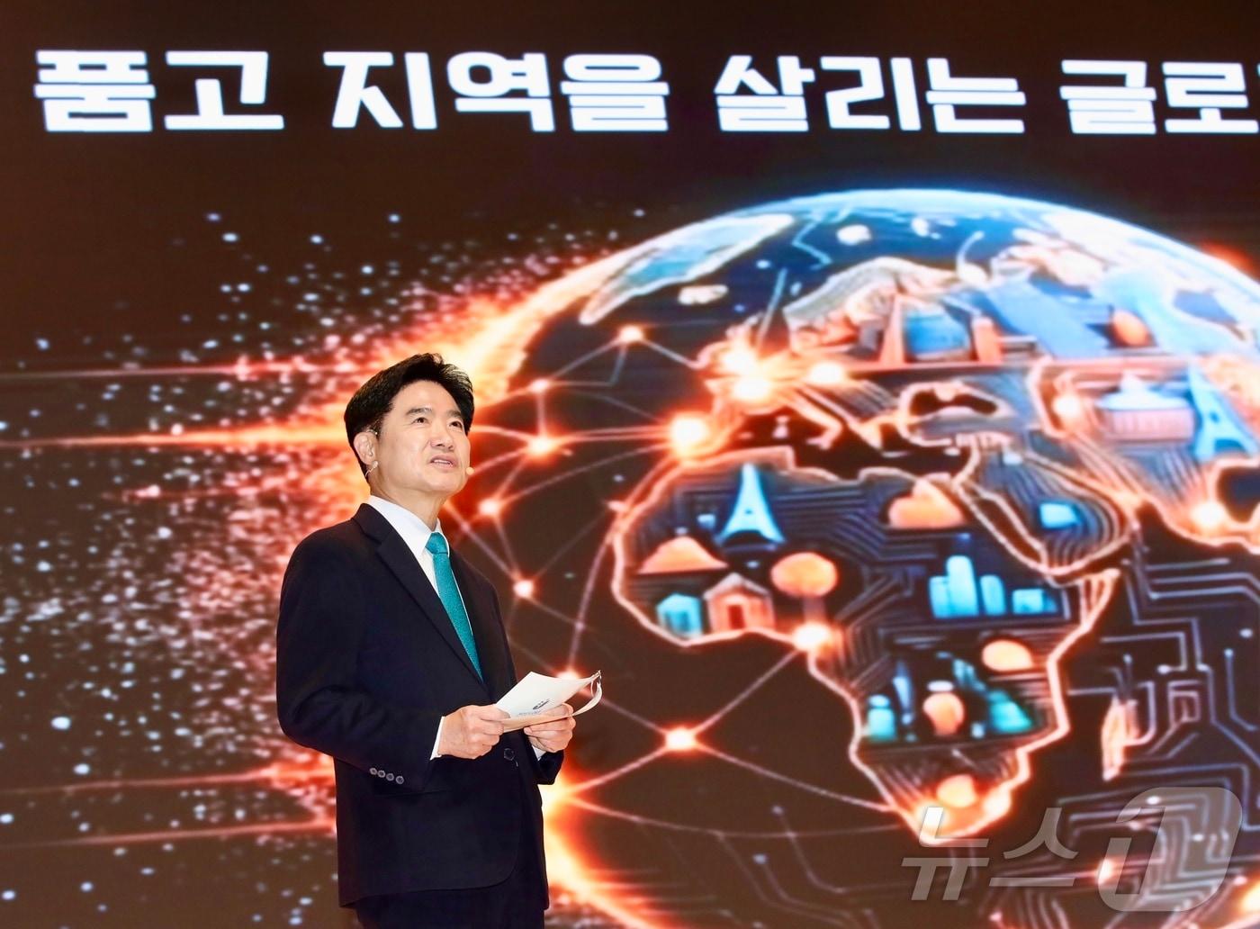 본문 이미지 - 3일 전남 화순 하니움문화스포츠센터에서 ‘2026 전남교육 주요 업무계획’ 설명하는 김대중 전남교육감.(전남도교육청 제공. 재배포 및 DB 금지)