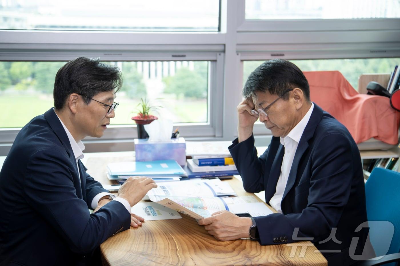 우승희 영암군수, 서삼석 국회의원과 예산관련 간담회 &#40;영암군 제공. 재판매 및 DB금지&#41; /뉴스1 