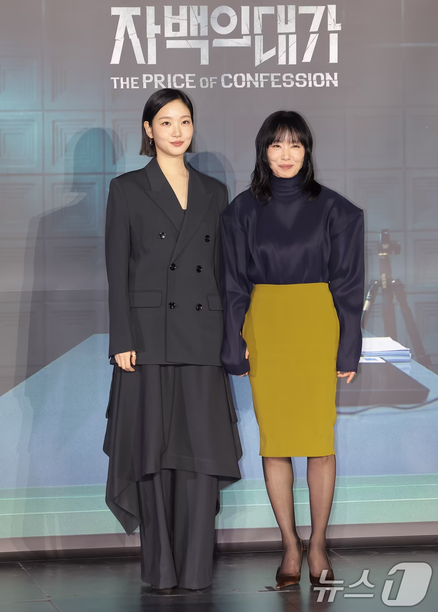본문 이미지 - 배우 김고은과 전도연&#40;오른쪽&#41;이 3일 서울 용산구 CGV 용산아이파크몰에서 열린 넷플릭스 시리즈 &#39;자백의 대가&#39; 시사회 및 간담회에서 포즈를 취하고 있다. &#39;자백의 대가&#39;는 남편을 죽인 용의자로 몰린 ‘윤수’와 마녀로 불리는 의문의 인물 ‘모은’, 비밀 많은 두 사람 사이에서 벌어지는 일을 그린 미스터리 스릴러다. 2025.12.3/뉴스1 ⓒ News1 권현진 기자