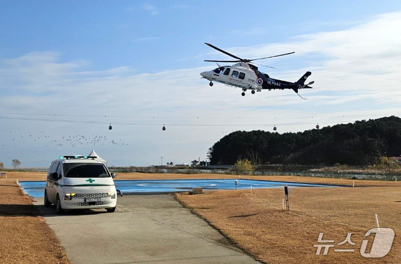 지난 2일 오전 신한울 3.4호기 주설비공사 현장에서 어지러움과 흉통을 호소한 60대 근로자가 닥터헬기로 안동병원에 이송됐다.&#40;한울원자력본부 제공, 재판매 및 DB금자&#41; 2025.12.3/뉴스1 