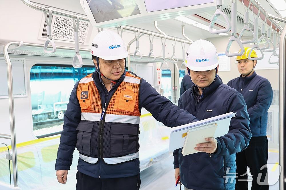본문 이미지 - 정정래 코레일 사장직무대행&#40;왼쪽&#41;이 충청권 광역철도 노선을 운행할 신규 전동열차의 객실 내부와 승하차 안전 설비 등을 점검하고 있다. &#40;코레일 제공.재판매 및 DB금지&#41;/뉴스1 