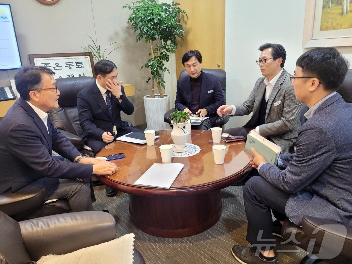 본문 이미지 - 우승희 영암군수, 한전 본사 방문&#40;영암군 제공. 재판매 및 DB금지&#41; /뉴스1 