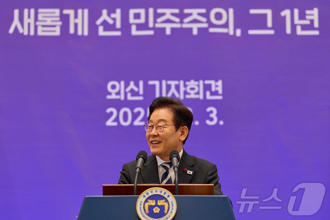 이재명 대통령이 3일 청와대 영빈관에서 열린 &#39;새롭게 선 민주주의, 그 1년&#39; 외신 기자회견에서 모두발언을 하고 있다. &#40;대통령실 제공. 재판매 및 DB 금지&#41; 2025.12.3/뉴스1 ⓒ News1 이재명 기자